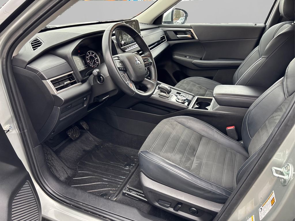 Used 2024 Mitsubishi Outlander SE image 9