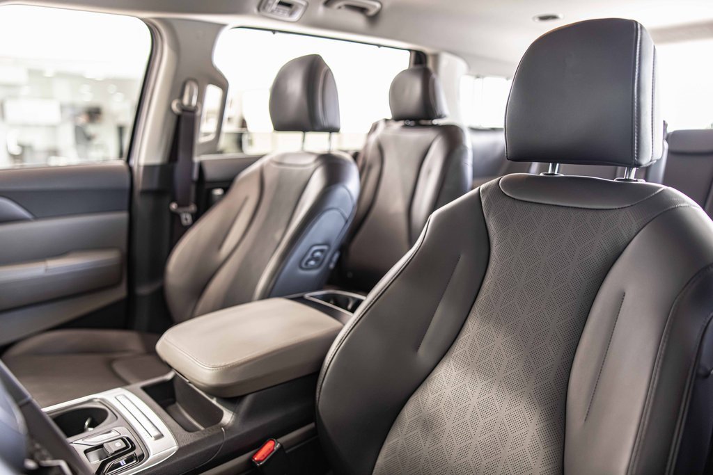 Used 2025 Kia Carnival EX image 18