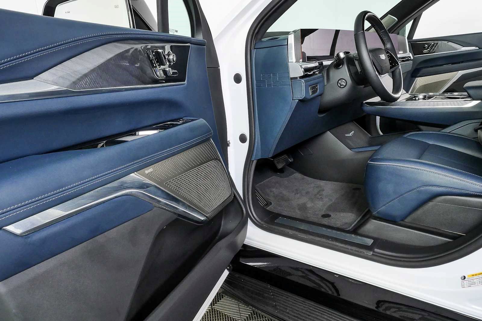 Certified 2025 Cadillac Escalade IQ Luxury 2 w/ LPO, Premium Carpet Package AWD/4WD image 7