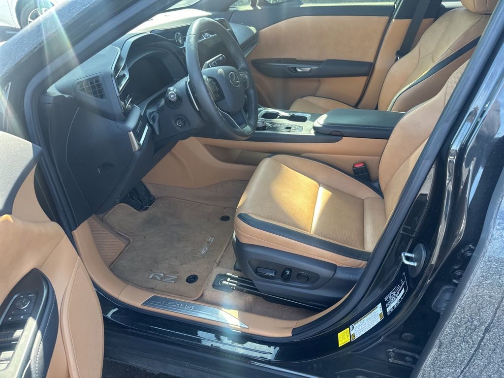 Used 2023 Lexus RZ 450e Premium w/ Technology Package image 4