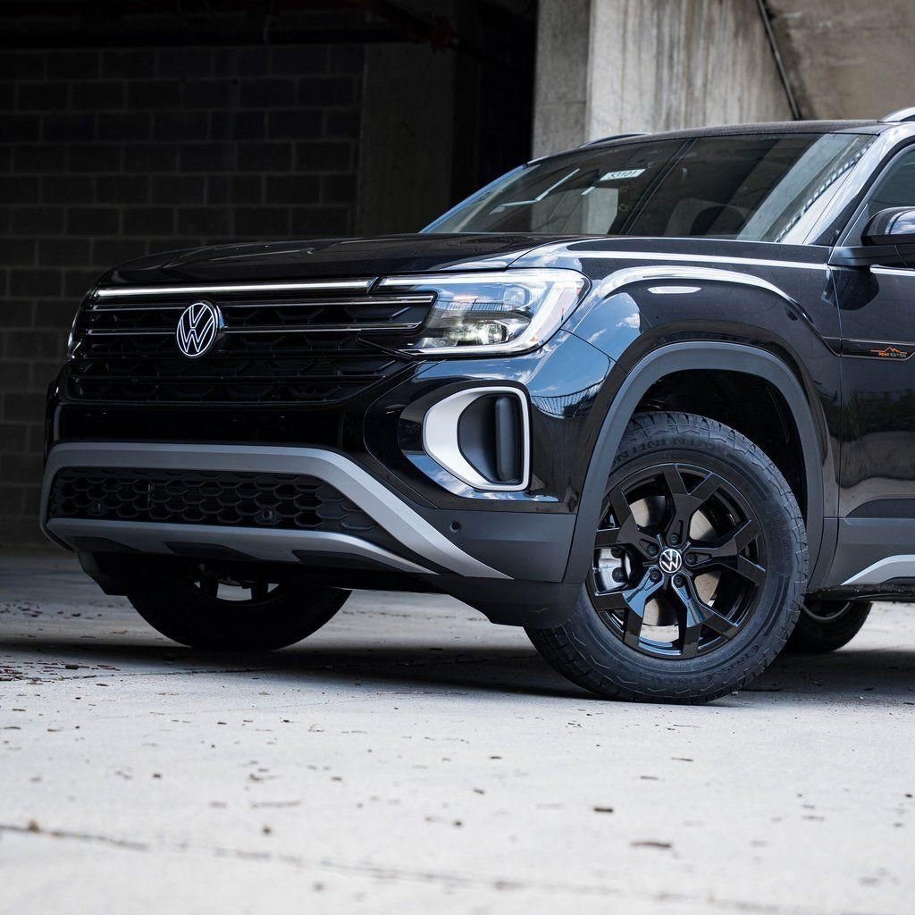 New 2026 Volkswagen Atlas Peak Edition image 2