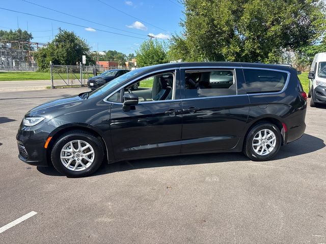 Used 2023 Chrysler Pacifica Touring-L FWD image 3