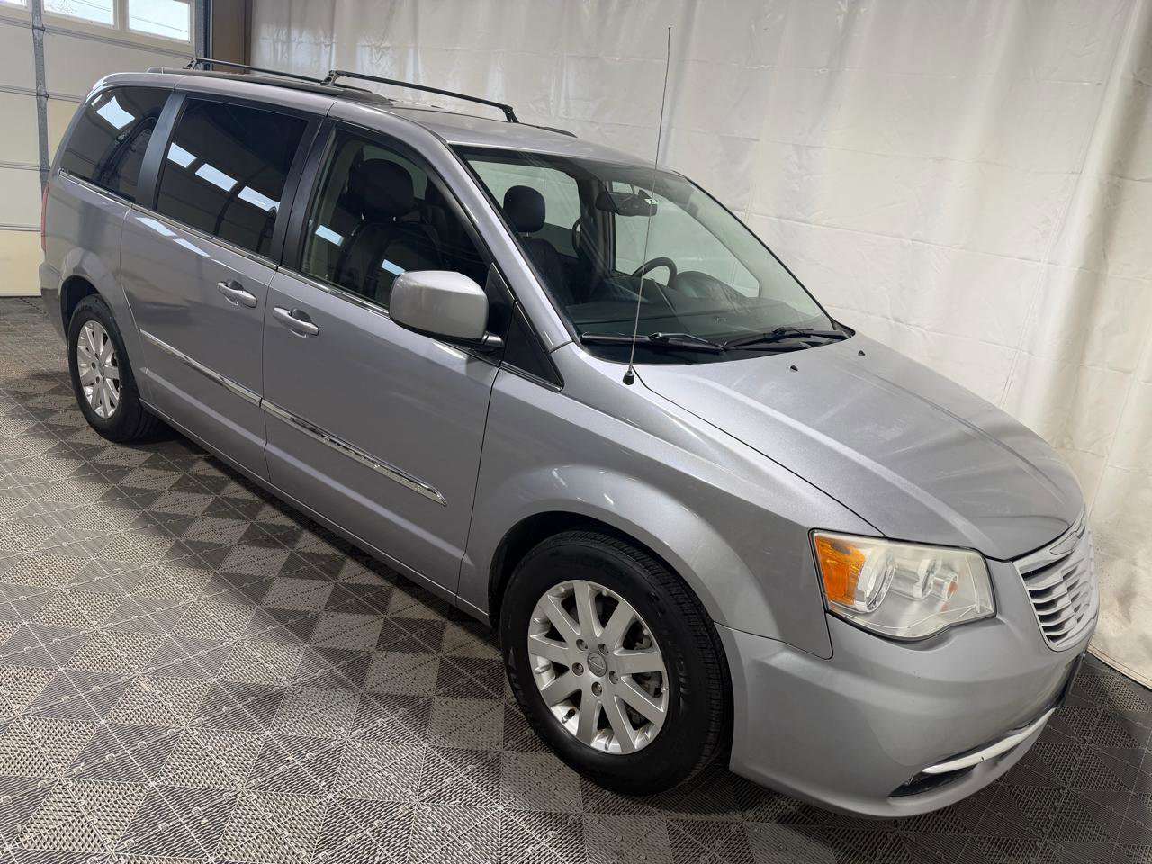 Used 2014 Chrysler Town & Country Touring FWD image 10