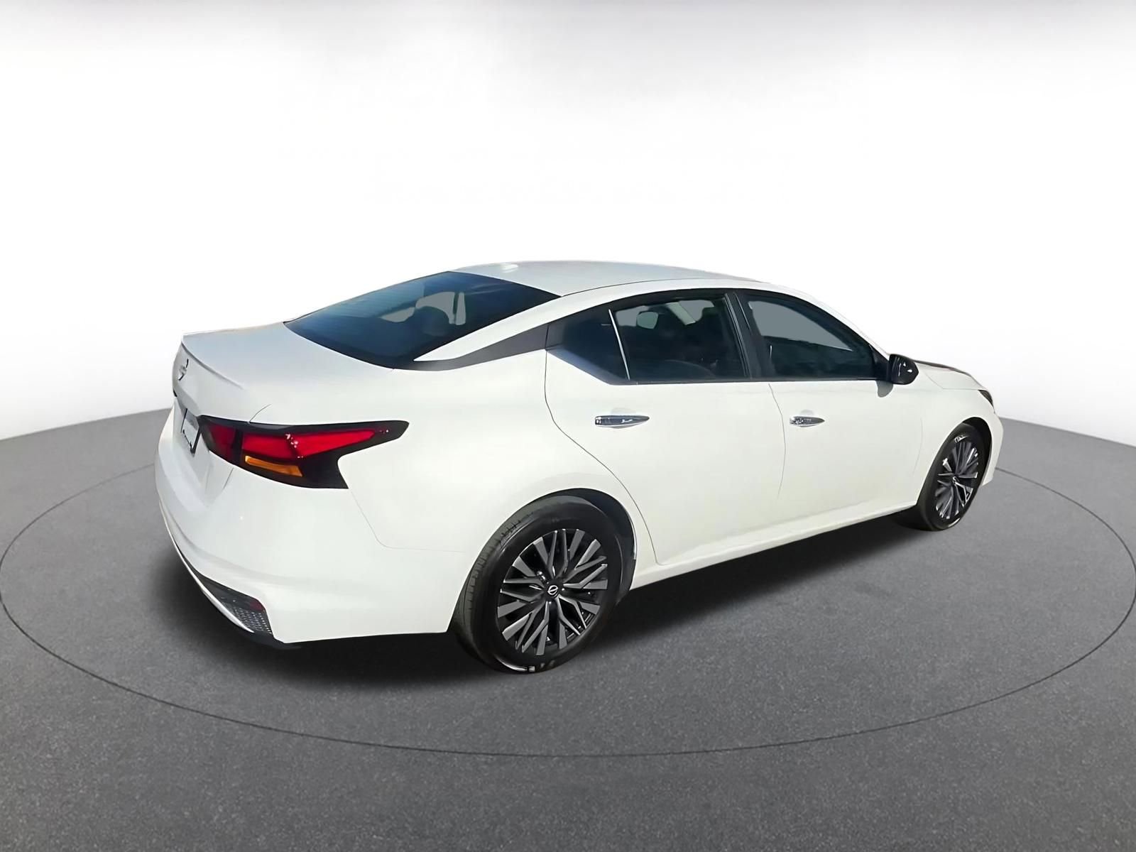 Used 2025 Nissan Altima 2.5 SV image 15