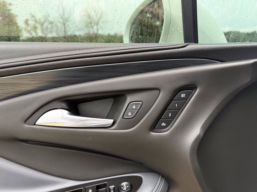 Used 2019 Buick Envision Essence FWD image 27