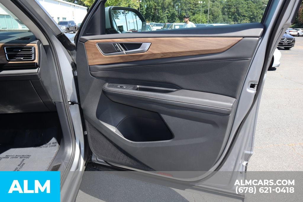 Used 2025 Volkswagen Atlas SE image 31