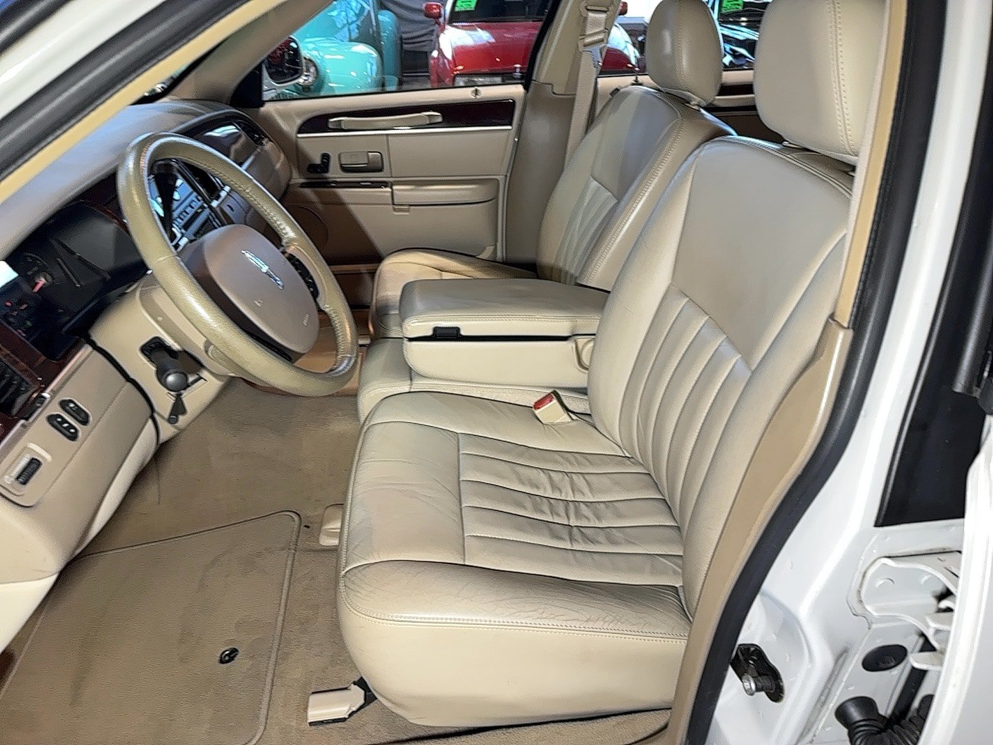 Used 2007 Lincoln Town Car Signature RWD image 13