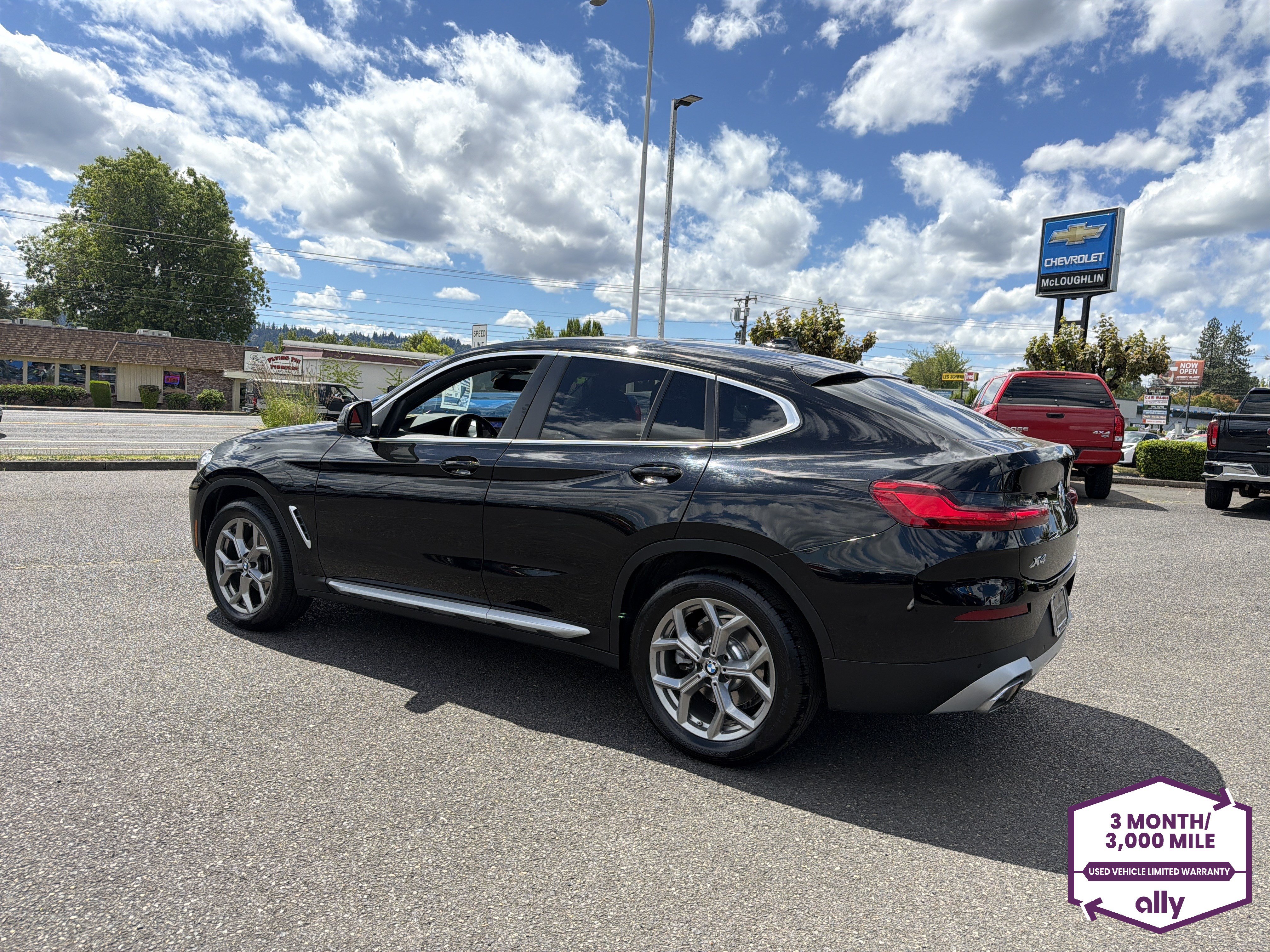 Used 2025 BMW X4 xDrive30i AWD/4WD image 3