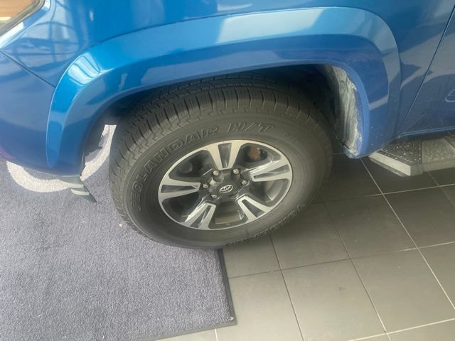 Used 2017 Toyota Tacoma TRD Sport RWD image 2