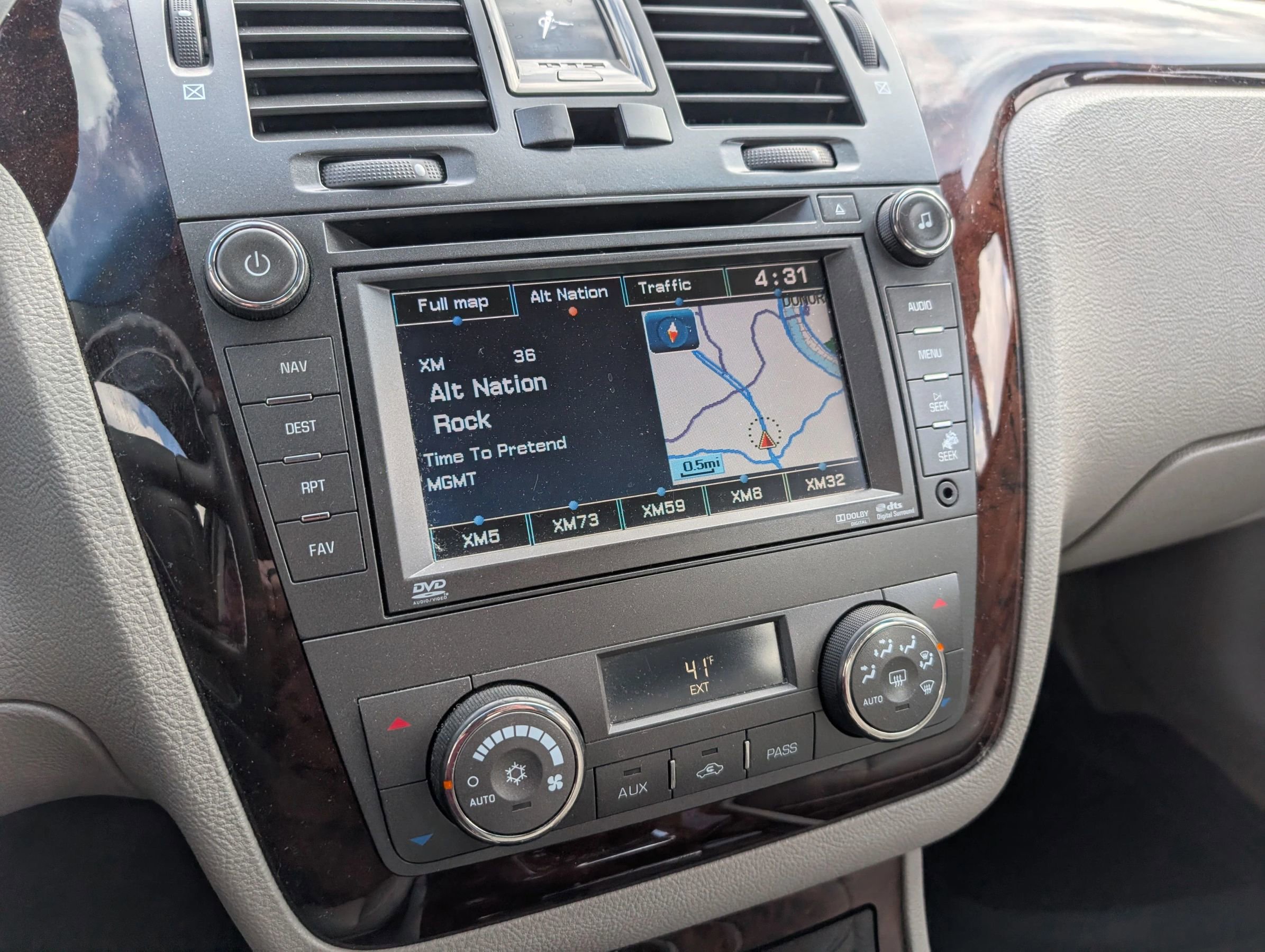 Used 2011 Cadillac DTS Premium image 17