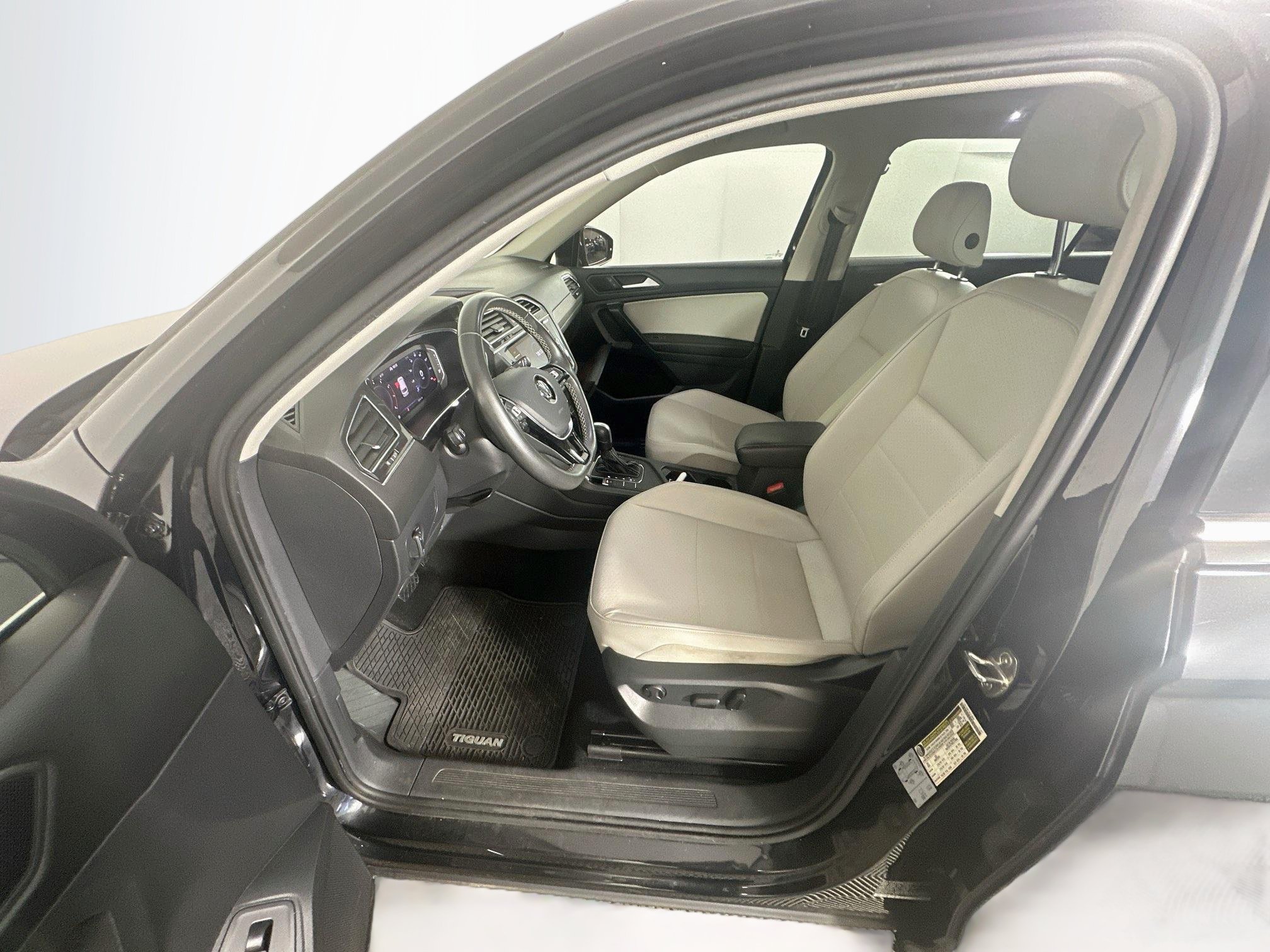Used 2021 Volkswagen Tiguan SEL FWD image 13