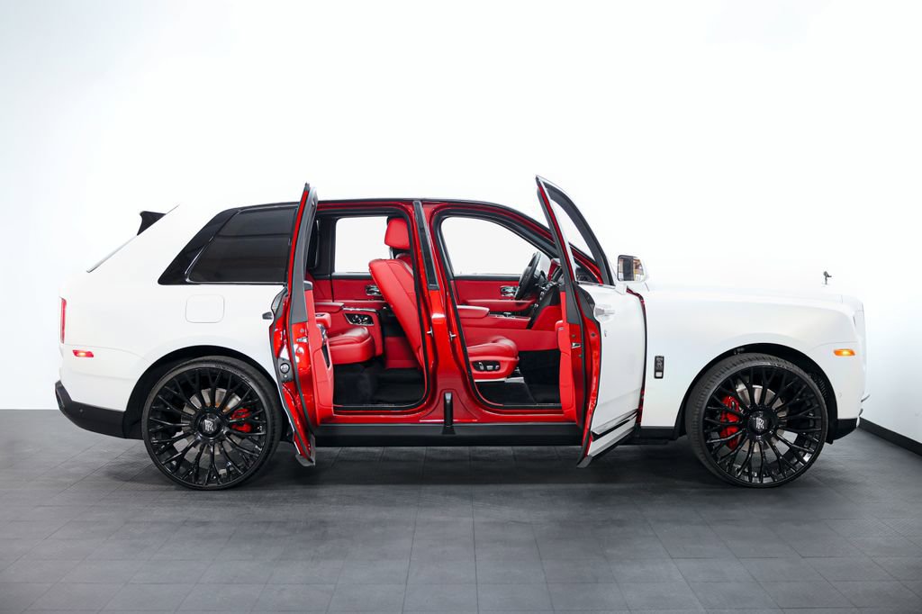 Used 2022 Rolls-Royce Cullinan Black Badge w/ Dark Exterior Package image 17