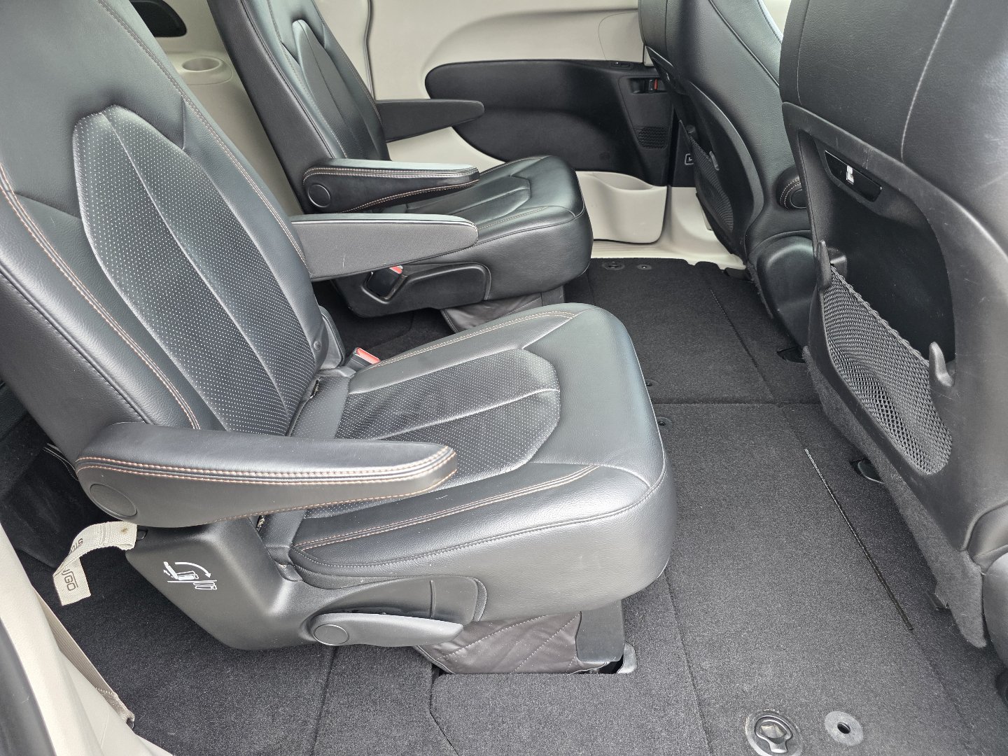 Used 2018 Chrysler Pacifica Touring-L w/ Premium Audio Group FWD image 18