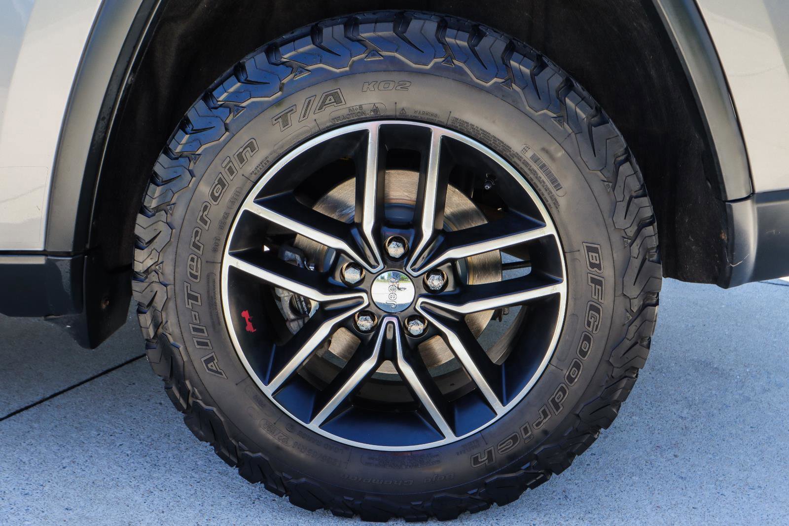 Used 2017 Jeep Grand Cherokee Trailhawk w/ Trailhawk Luxury Group AWD/4WD image 24