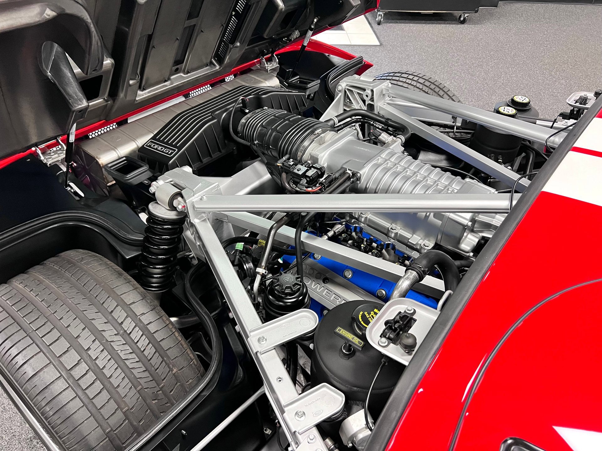 Used 2005 Ford GT RWD image 12
