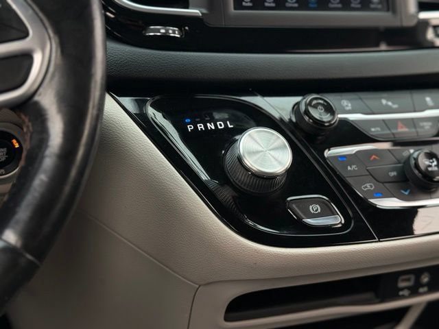 Used 2019 Chrysler Pacifica Touring-L FWD image 26