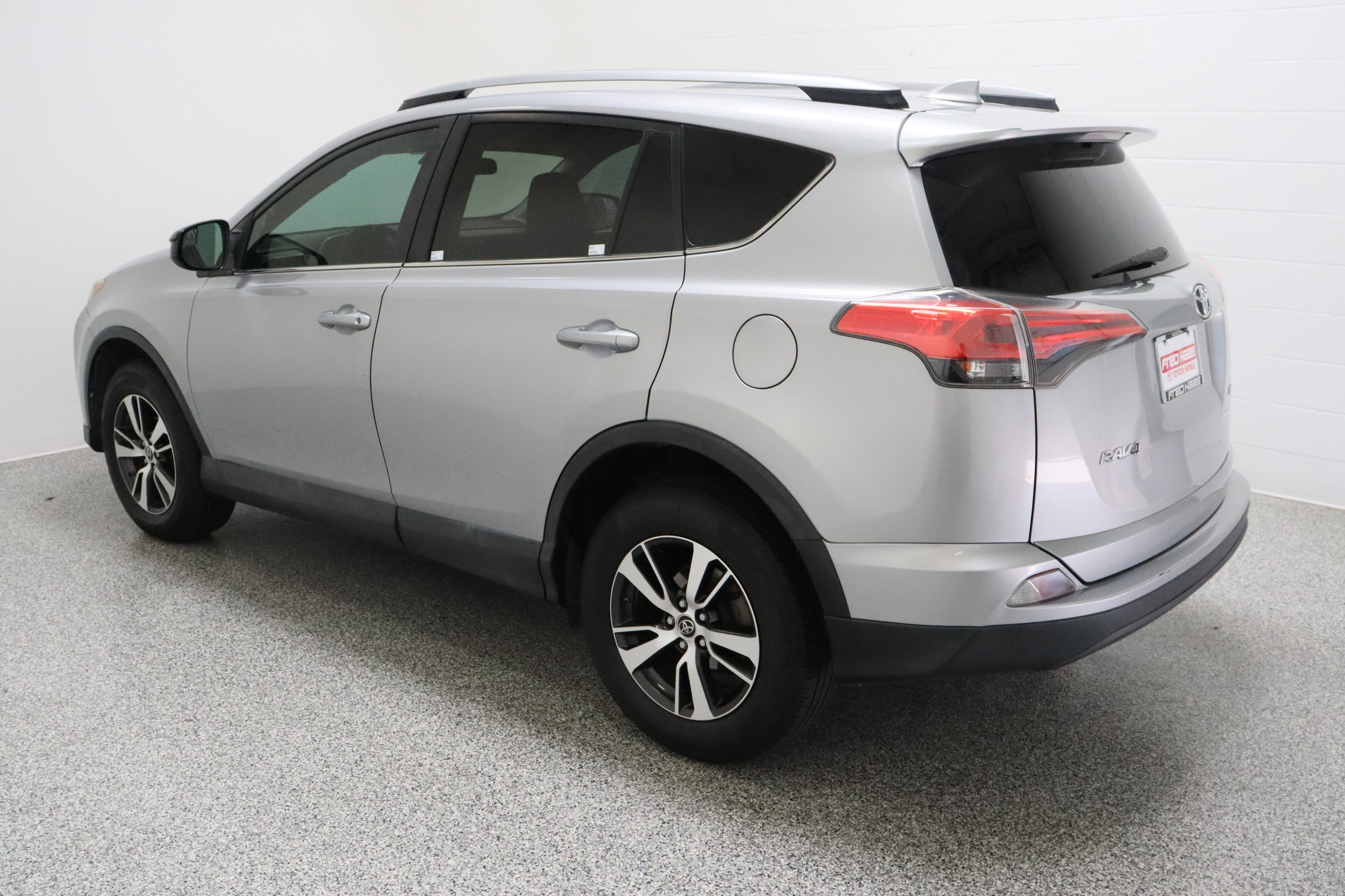 Used 2017 Toyota RAV4 LE FWD image 9