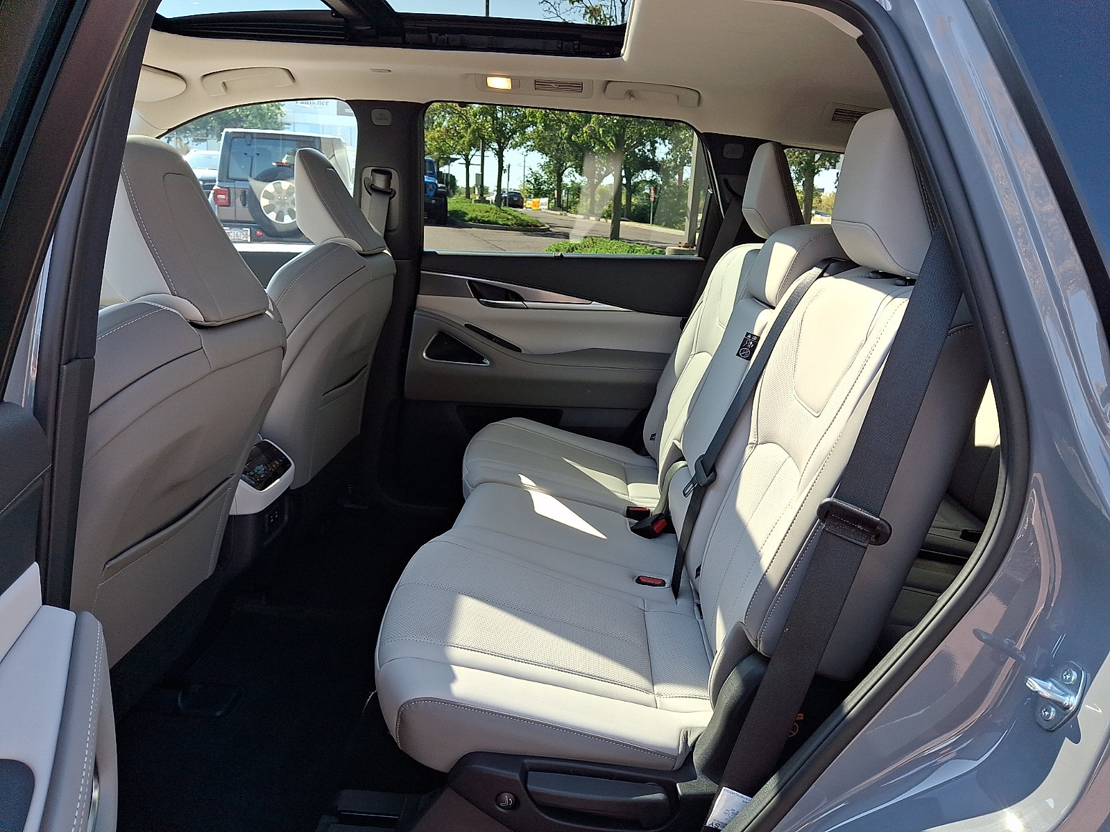 Certified 2026 INFINITI QX60 Luxe w/ Cargo Package AWD/4WD image 11