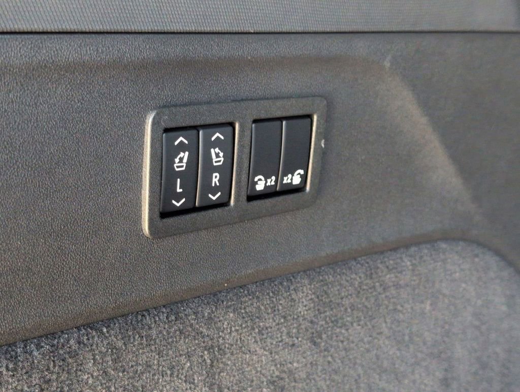 Used 2025 Cadillac Escalade IQ Luxury 2 image 30