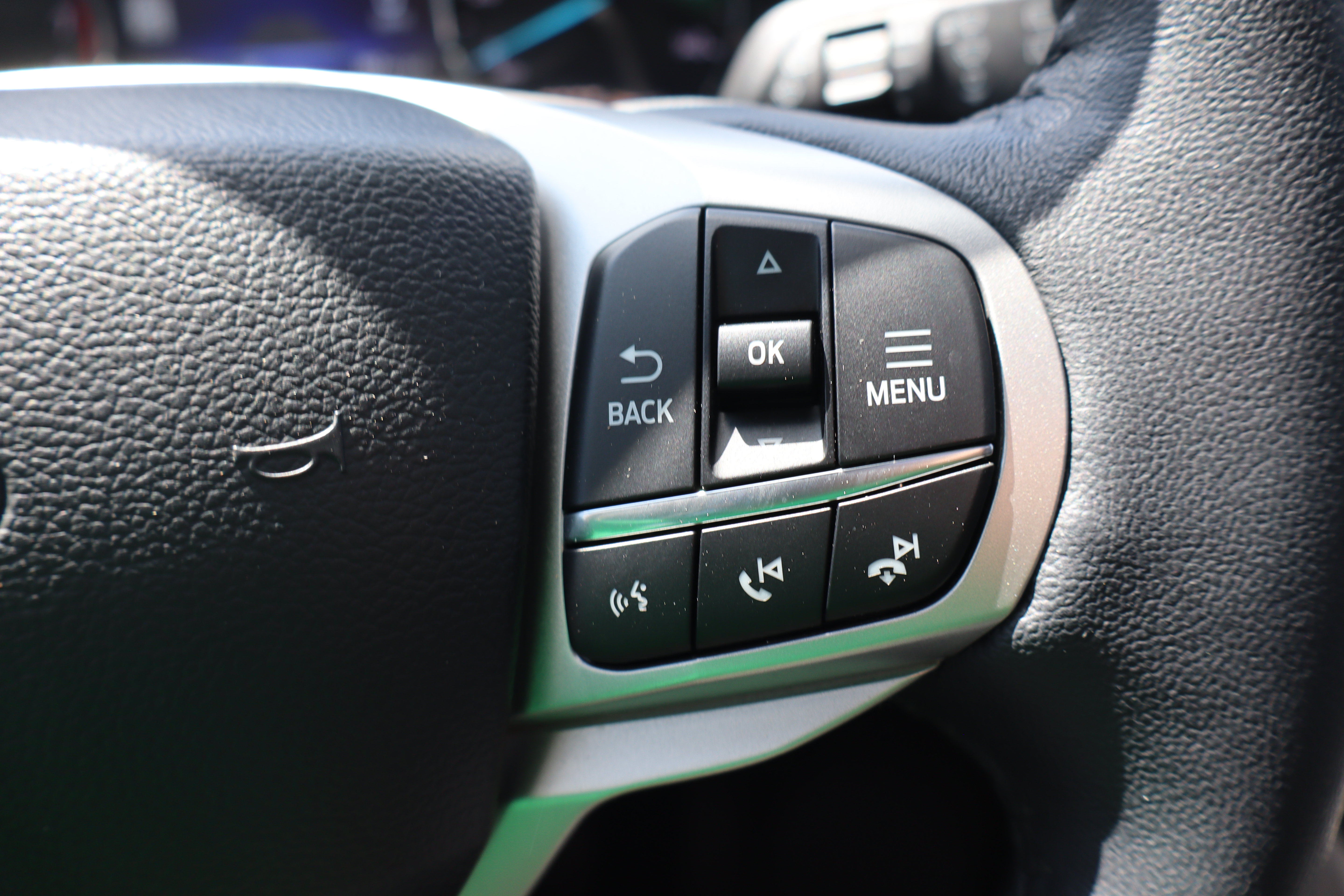 Used 2023 Ford Explorer XLT w/ Equipment Group 202A AWD/4WD image 18