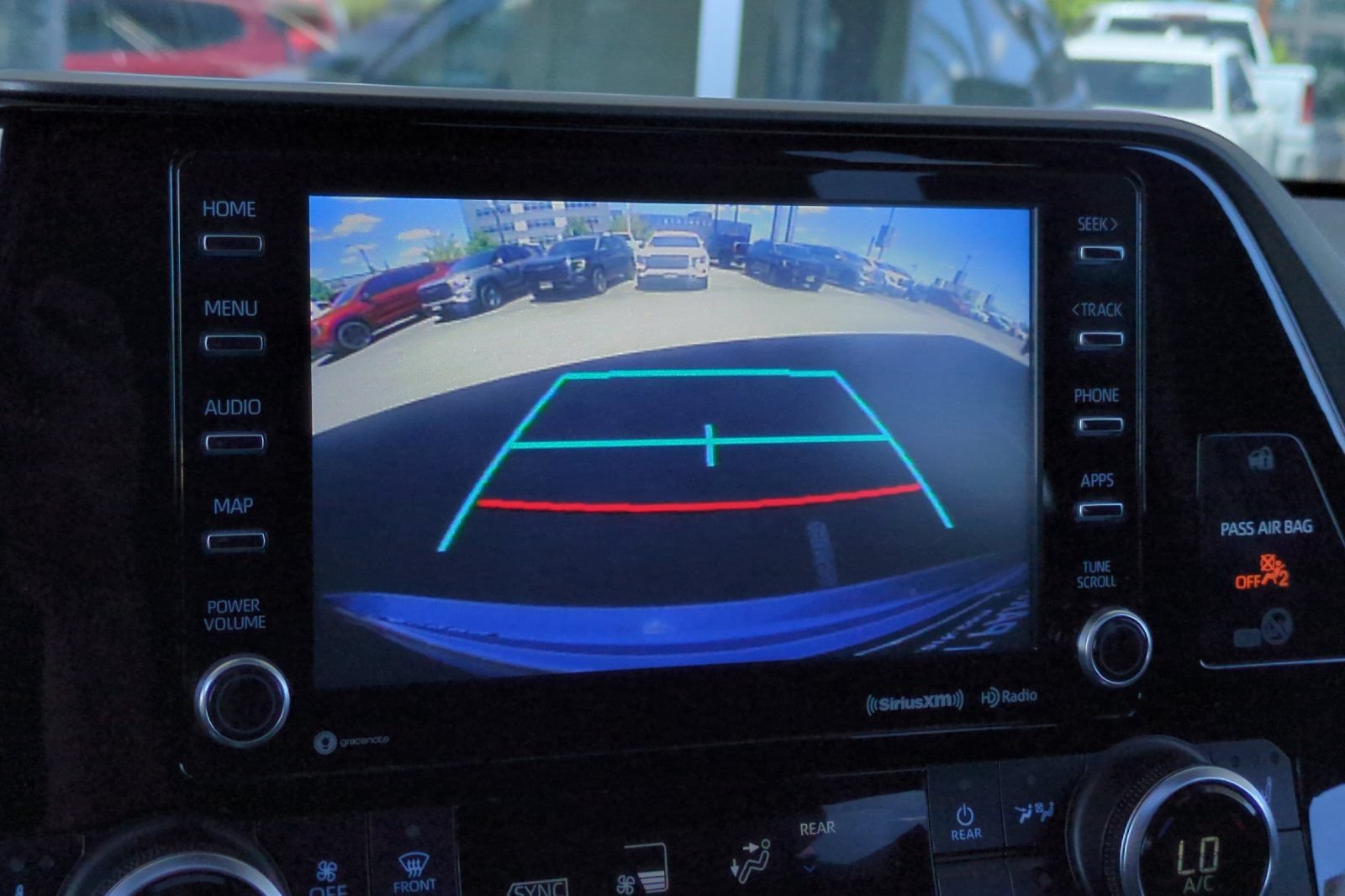 Used 2020 Toyota Highlander XLE AWD/4WD image 27