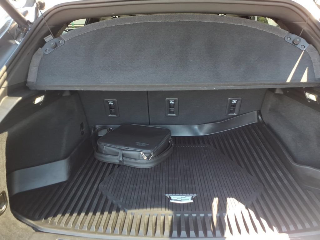 Used 2022 Cadillac XT4 Sport w/ LPO, ONYX Package FWD image 8