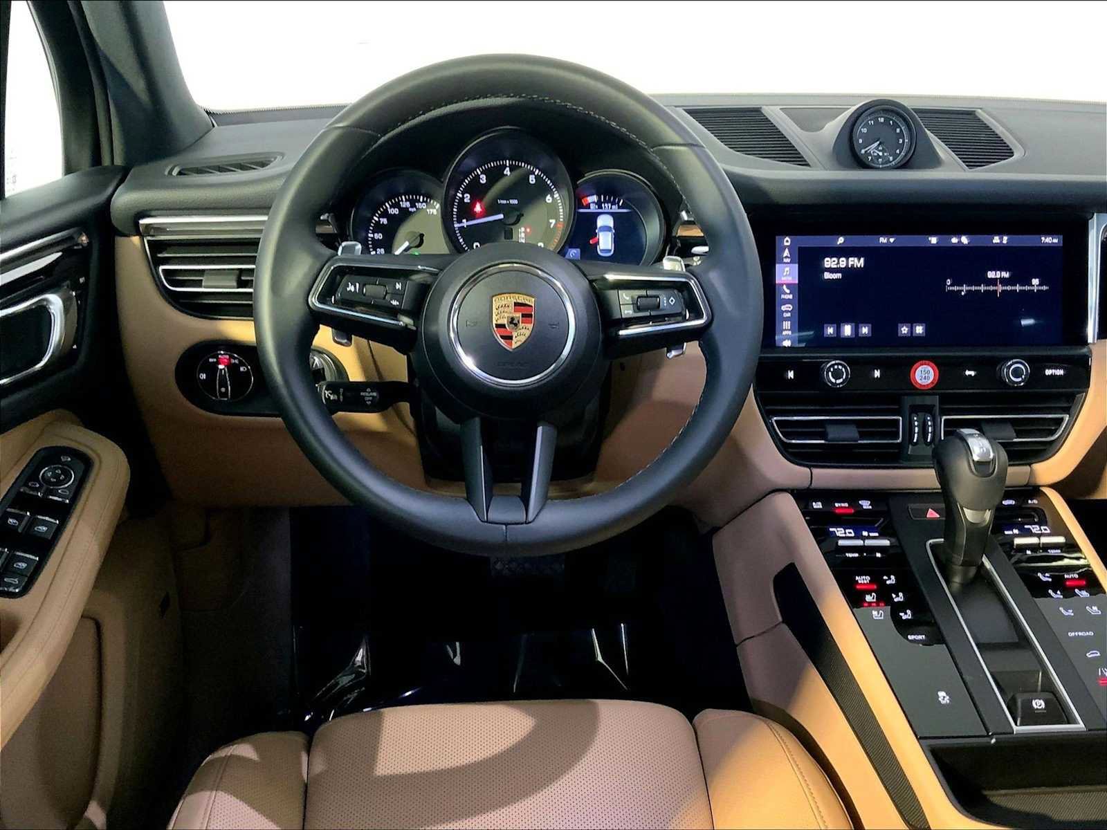 Certified 2025 Porsche Macan image 13