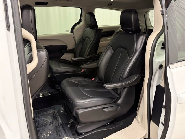 Used 2024 Chrysler Pacifica Select image 21