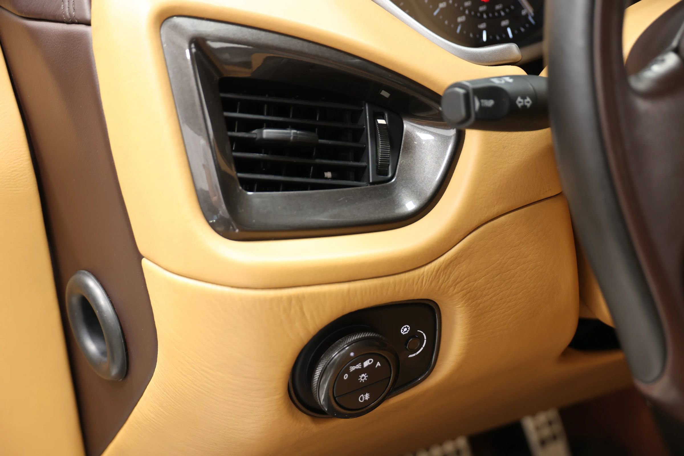 Used 2015 Aston Martin Vanquish Volante RWD image 25