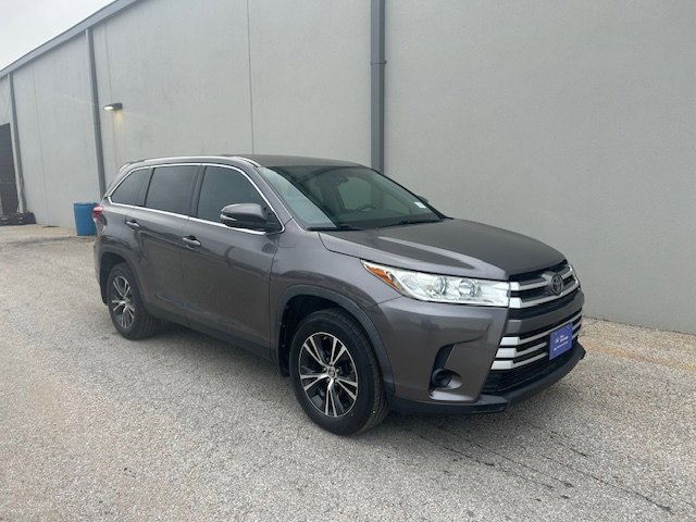 Used 2019 Toyota Highlander LE FWD image 2
