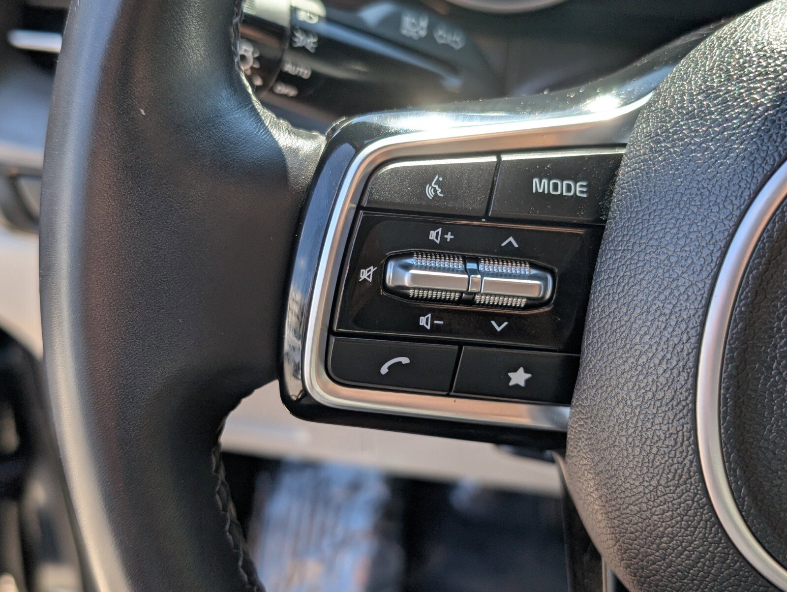 Used 2024 Kia Carnival EX image 33