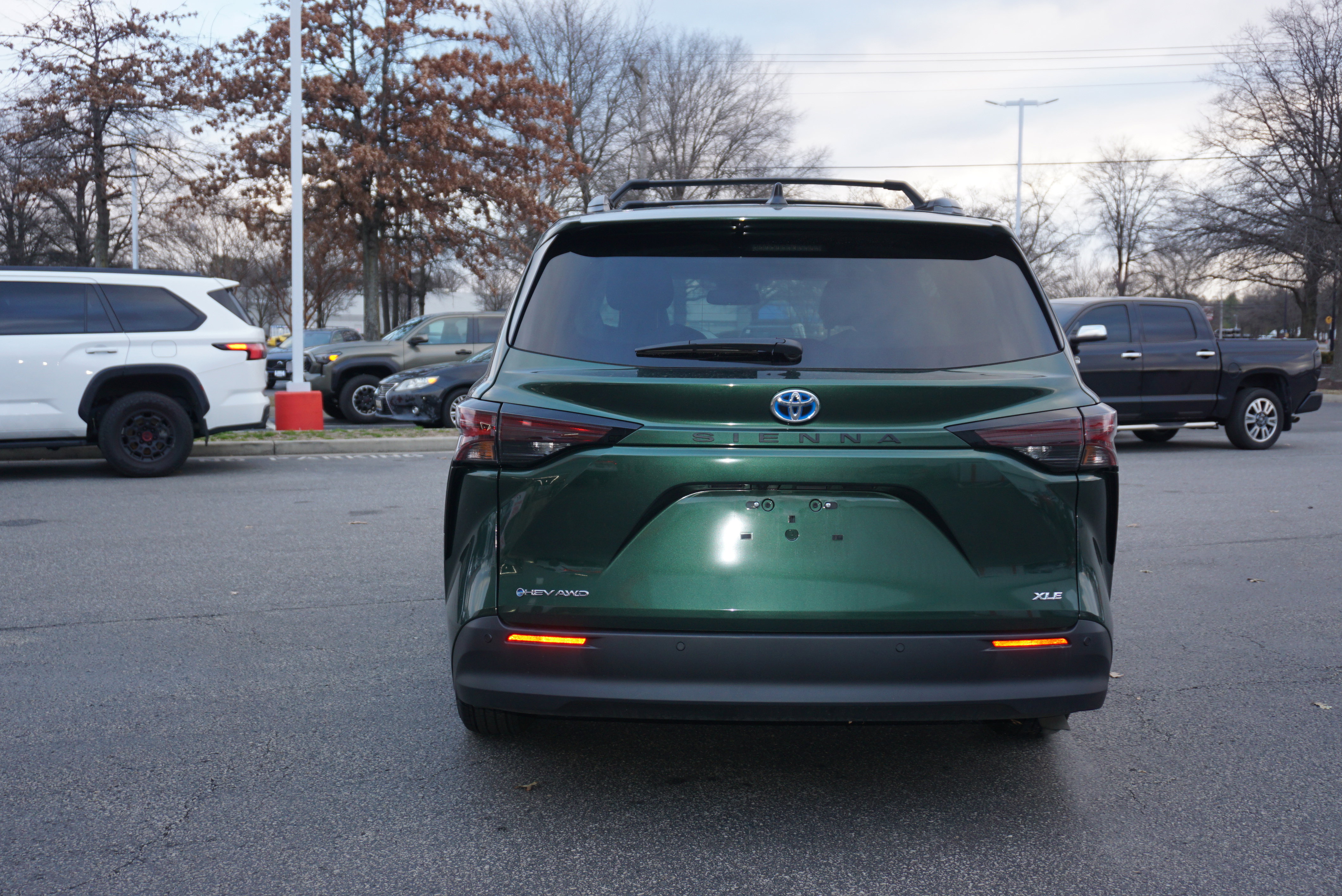 Used 2025 Toyota Sienna XLE image 5