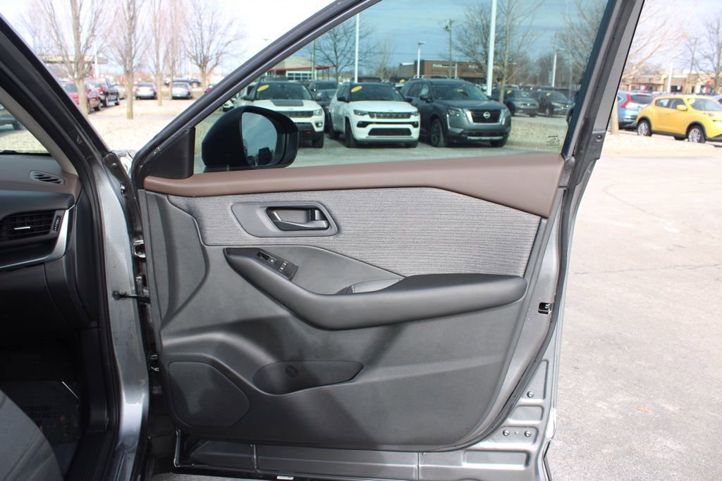 Used 2023 Nissan Rogue S image 20