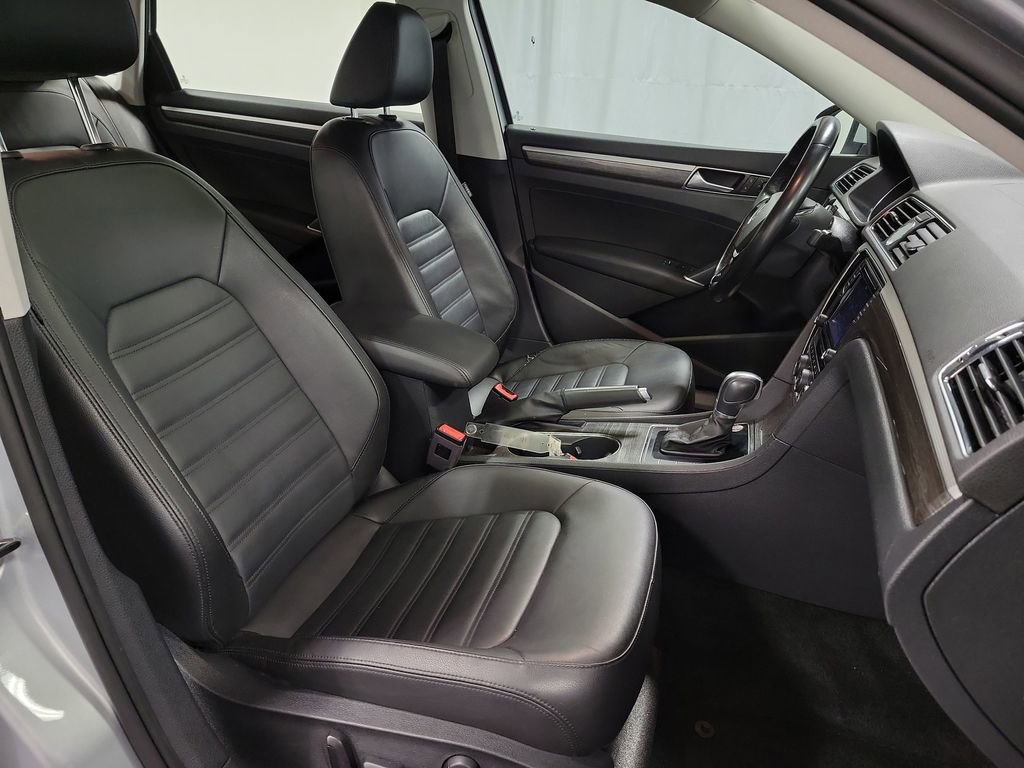 Used 2017 Volkswagen Passat 1.8T SEL Premium image 26