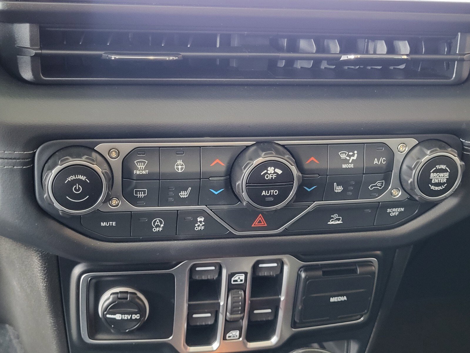 Used 2025 Jeep Wrangler Sahara image 20