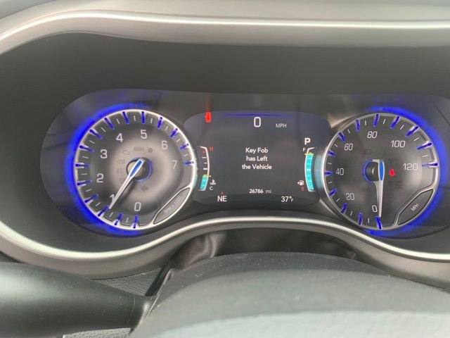 Used 2025 Chrysler Pacifica Select image 16