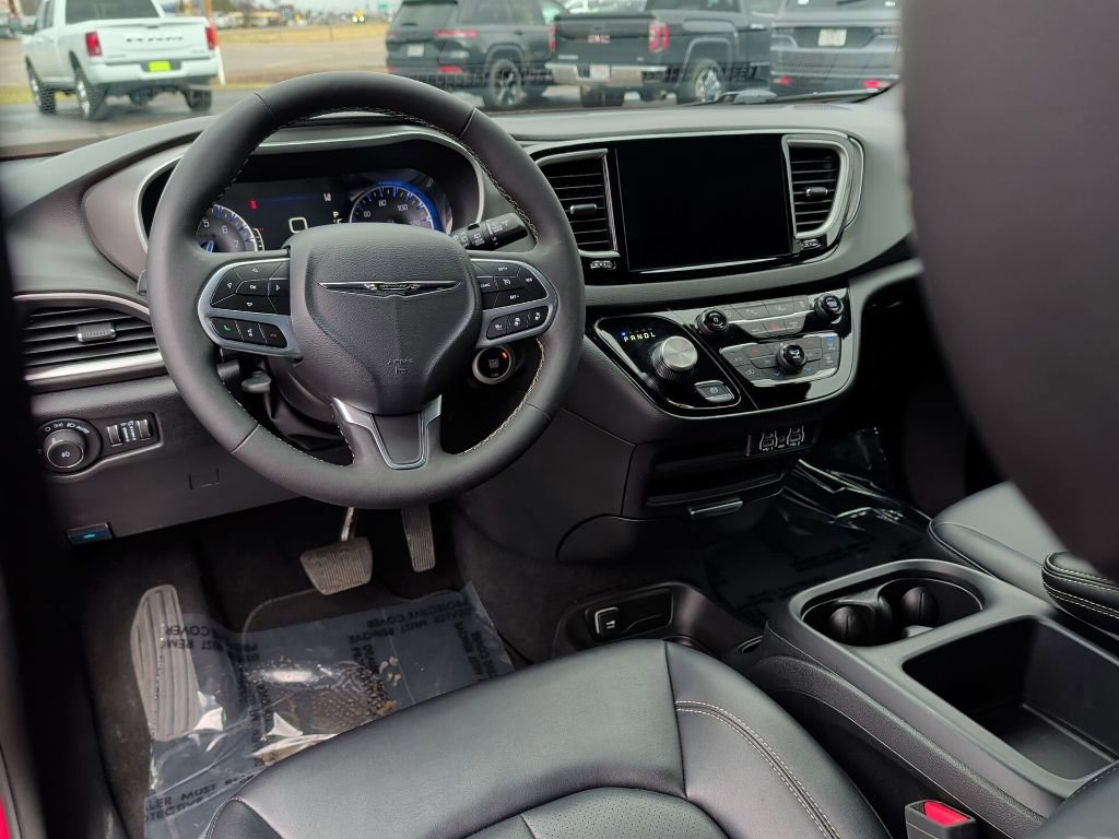 Used 2025 Chrysler Pacifica Select image 15