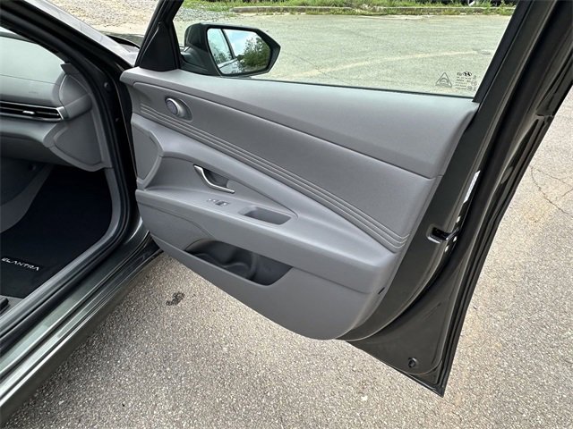 Used 2024 Hyundai Elantra SEL w/ Convenience Package image 16