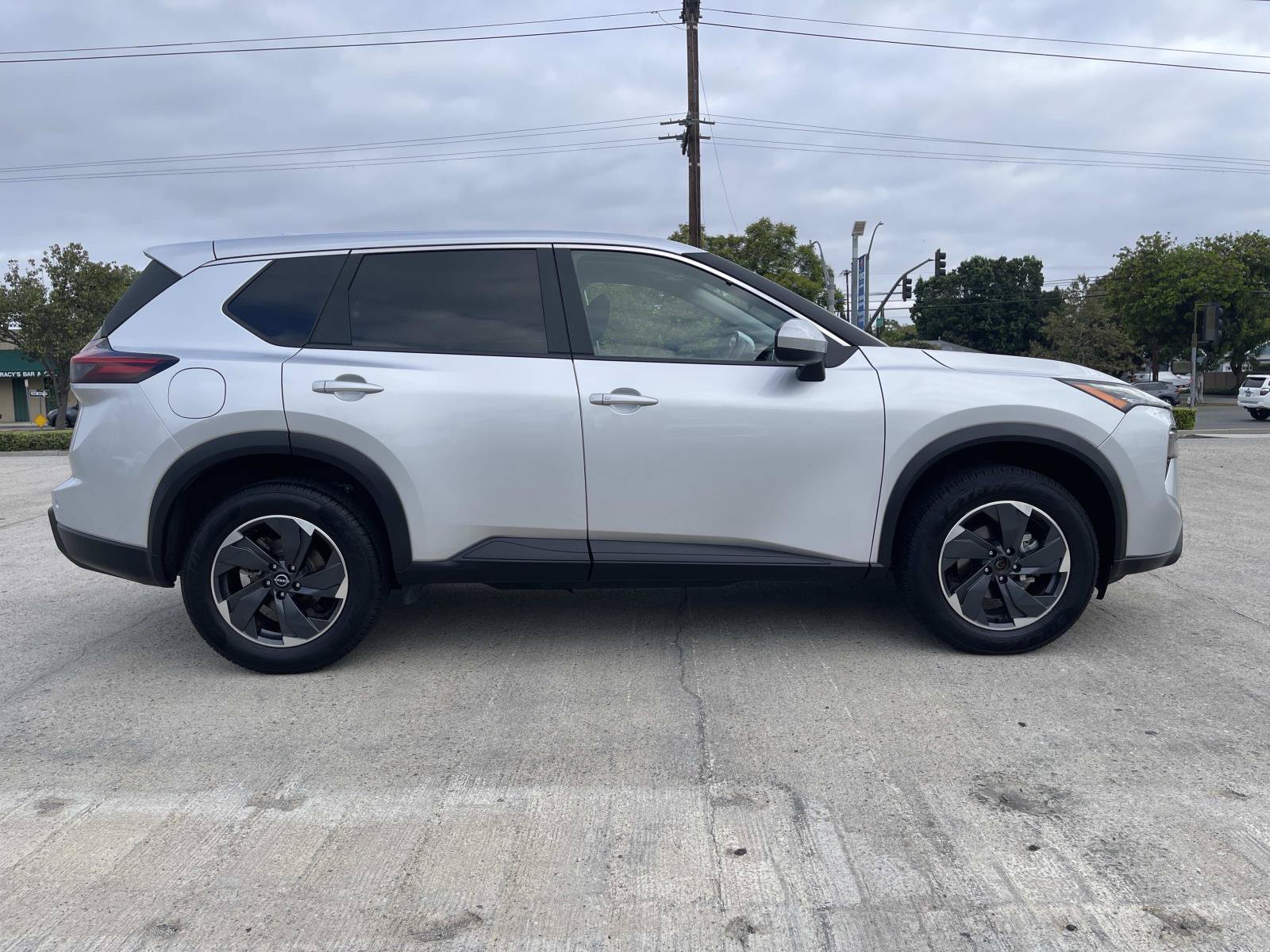 Used 2024 Nissan Rogue SV FWD image 2
