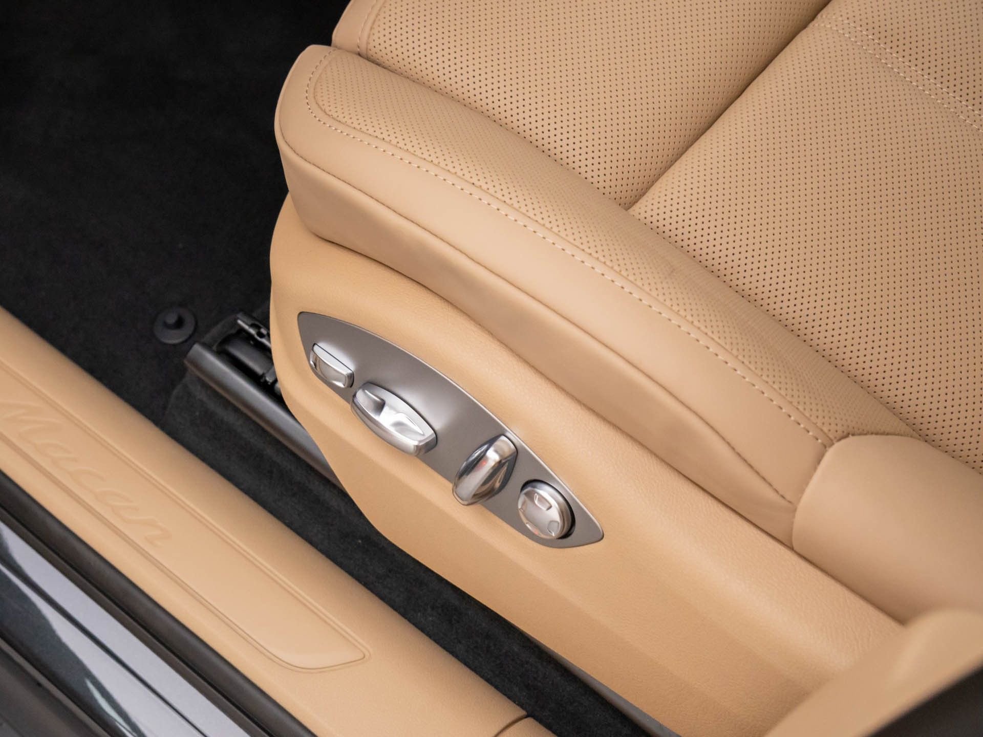 Certified 2025 Porsche Macan image 16