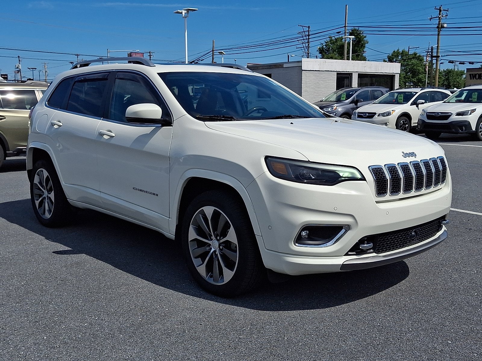 Used 2019 Jeep Cherokee Overland w/ Technology Group AWD/4WD image 3