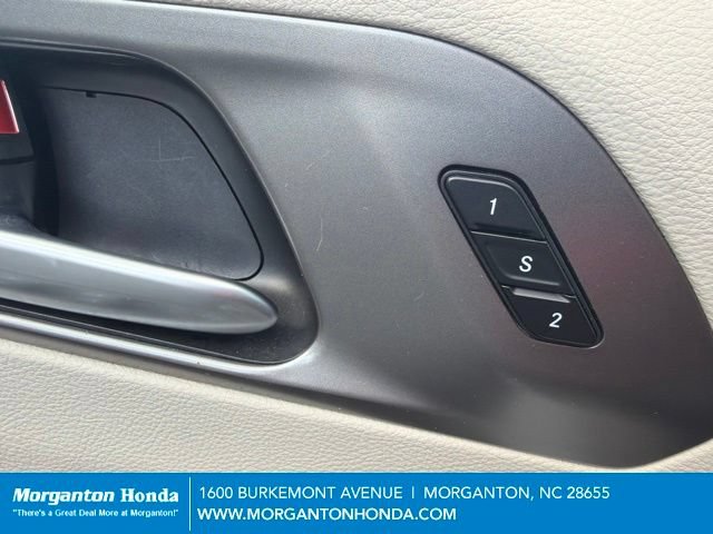 Used 2024 Chrysler Pacifica Touring-L FWD image 12