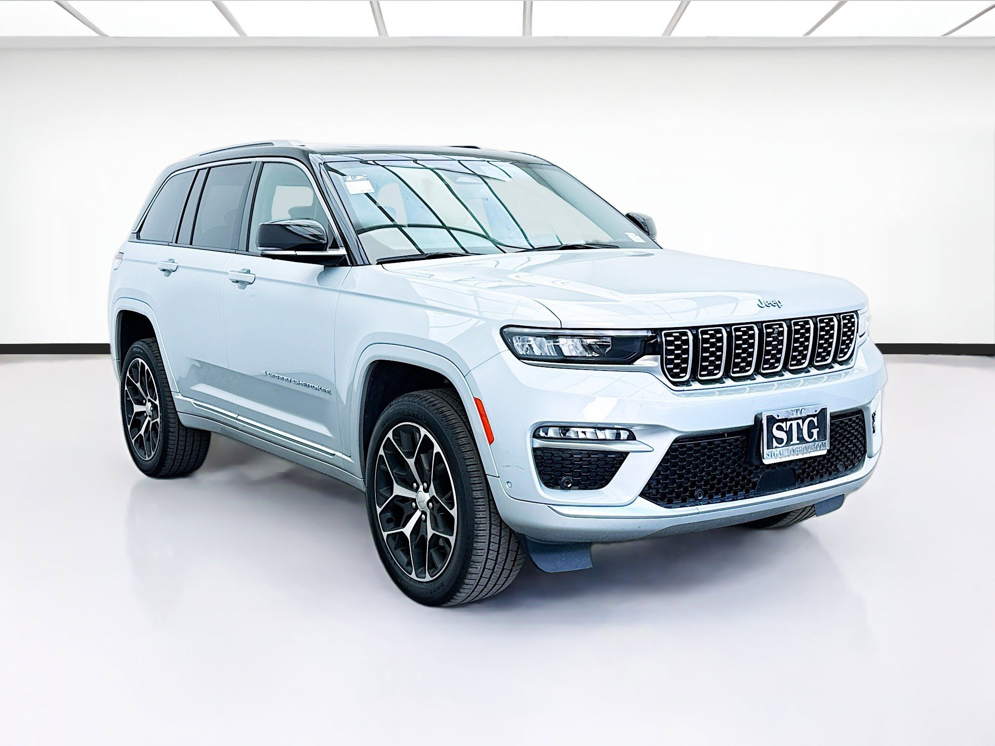 Used 2022 Jeep Grand Cherokee Summit AWD/4WD image 3