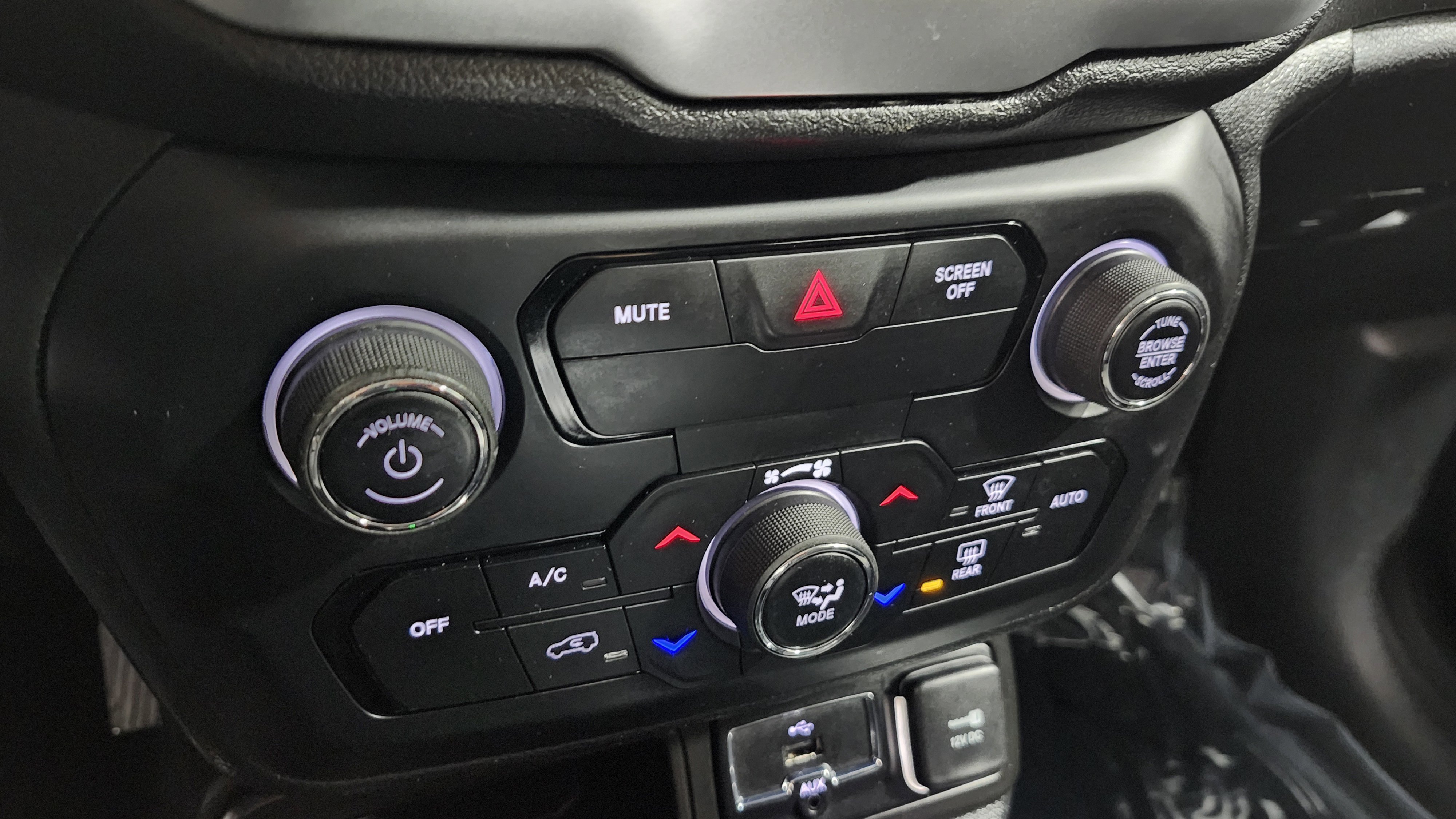 Used 2019 Jeep Renegade Latitude w/ Cold Weather Group image 28