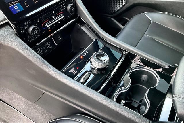 Used 2023 Jeep Grand Cherokee Limited w/ Black Appearance Package image 14