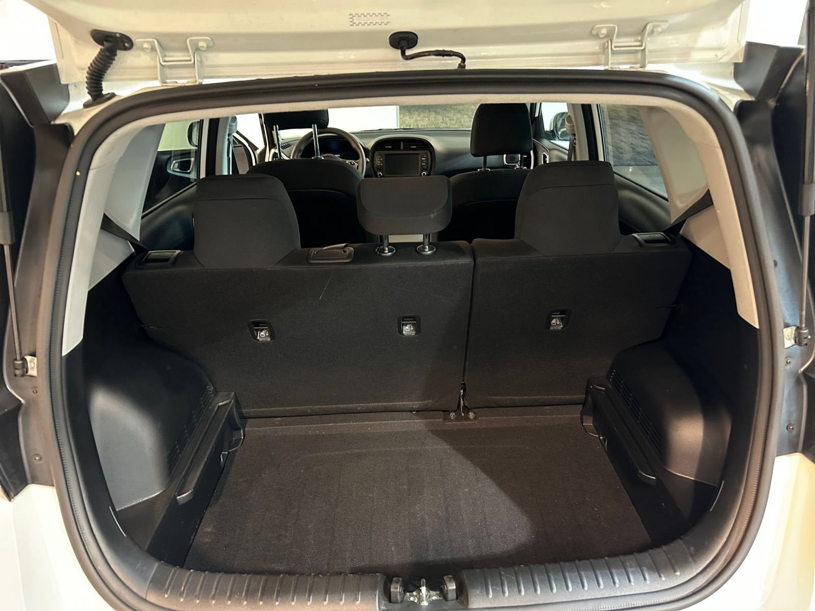 Used 2025 Kia Soul LX w/ LX Technology Package FWD image 30
