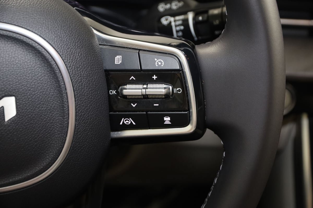 Used 2024 Kia Carnival EX FWD image 40