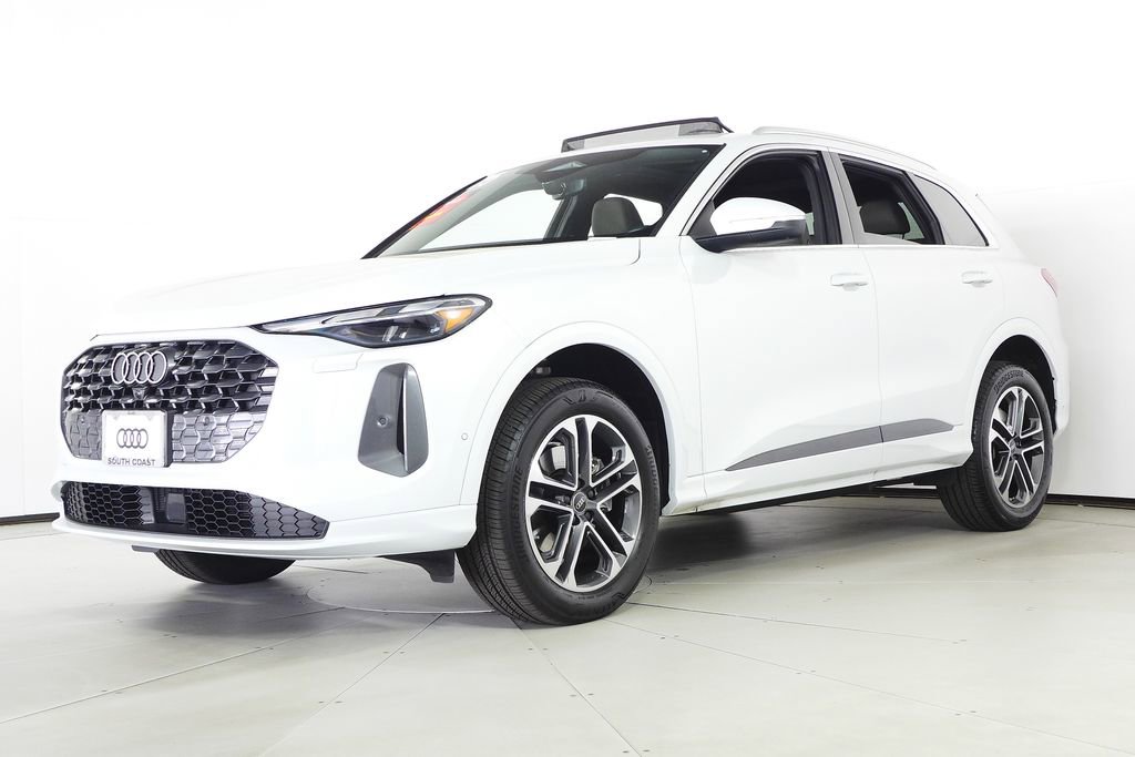 Used 2025 Audi Q5 Premium w/ Convenience Package image 2