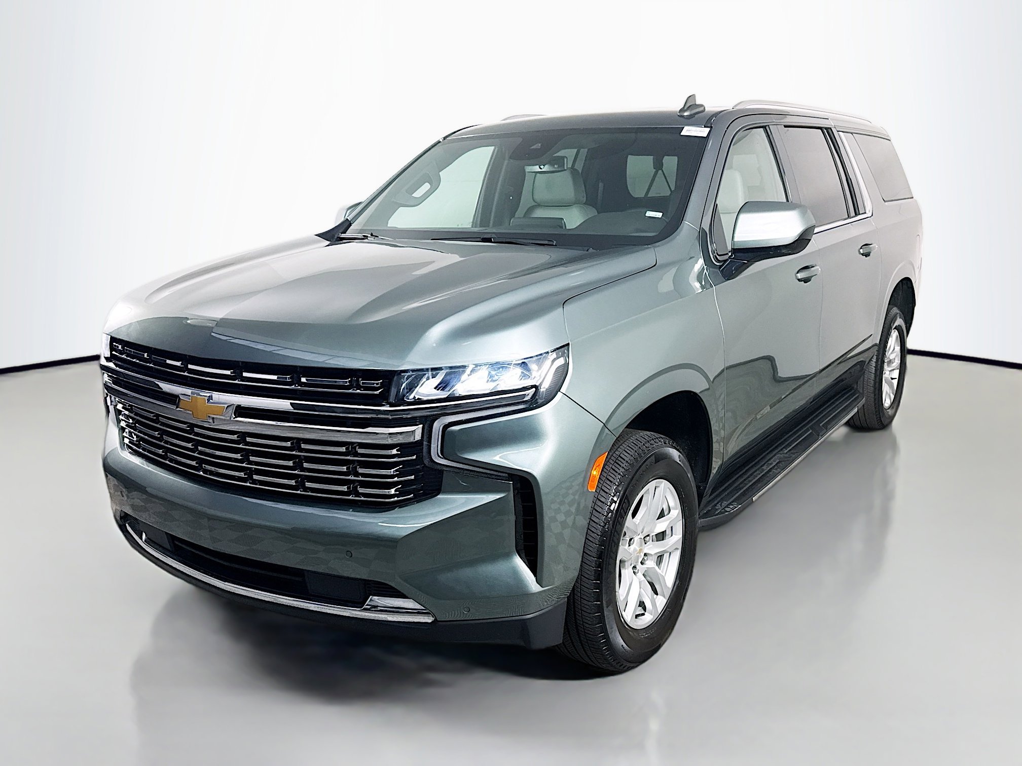 Used 2024 Chevrolet Suburban LT RWD image 4