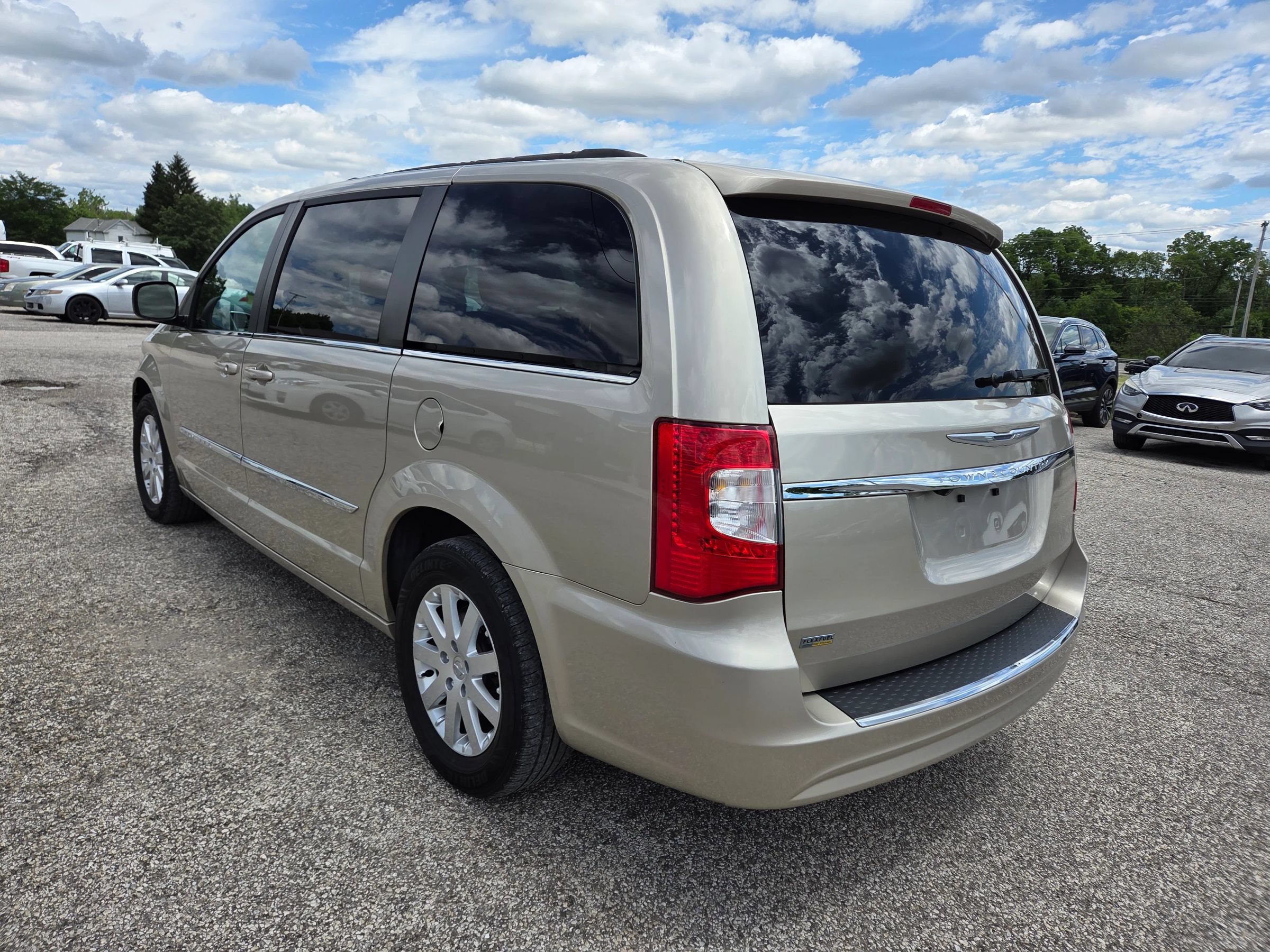 Used 2016 Chrysler Town & Country Touring FWD image 6